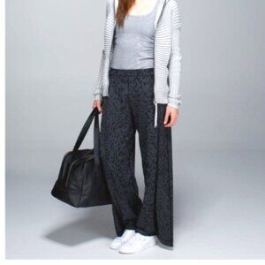 Lululemon Forward Fold Trouser – Animal Swirl Deep Coal Black | Size 8